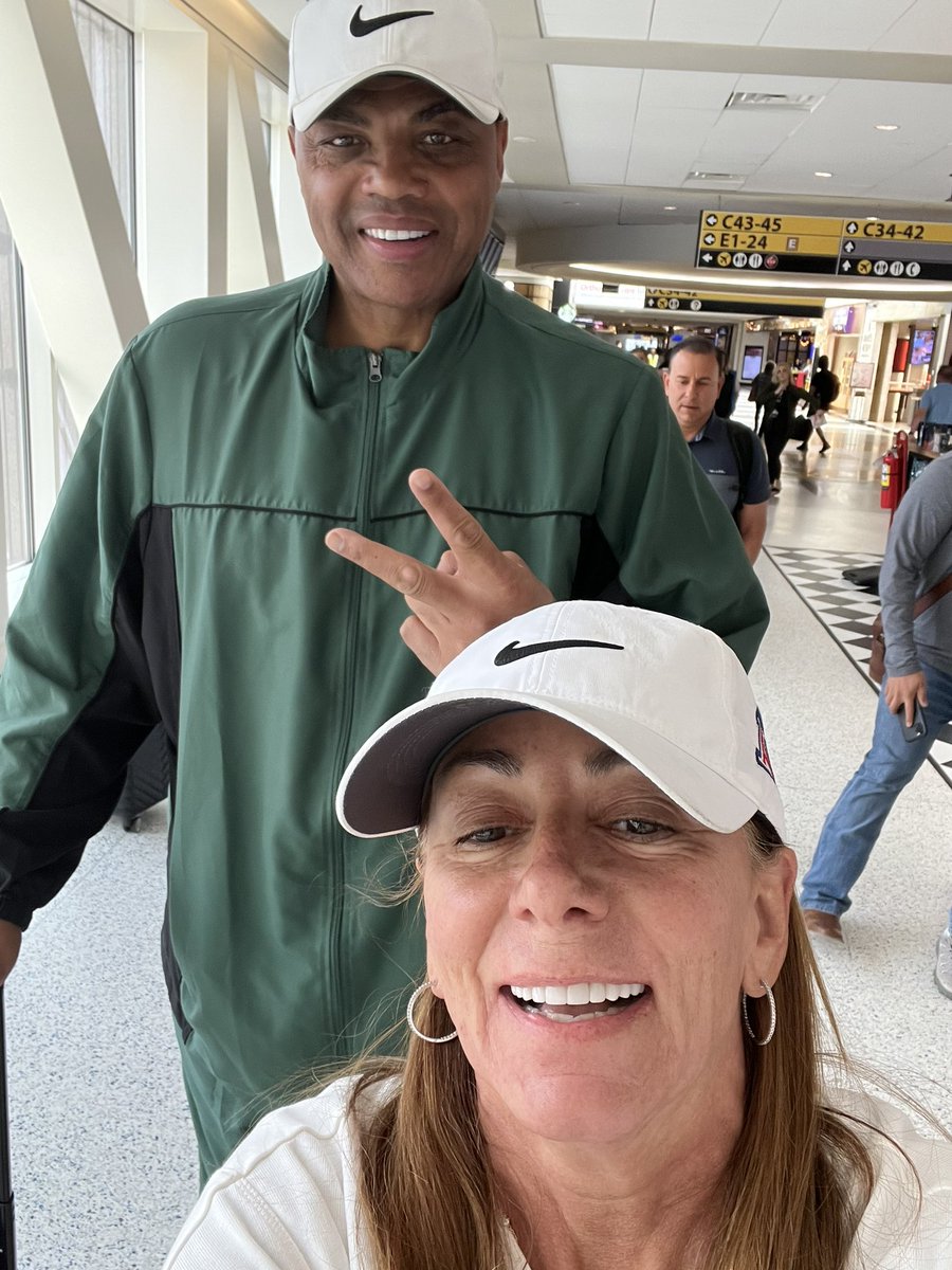 Houston is not a problem! Landed & kicked off the #MFinalFour trip the best way ever! Lucky 🍀 me gets a selfie with Sir Charles! #MarchMadness2023 #NCAAB 20th trip! No UofArizona but still a #WildcatForLife