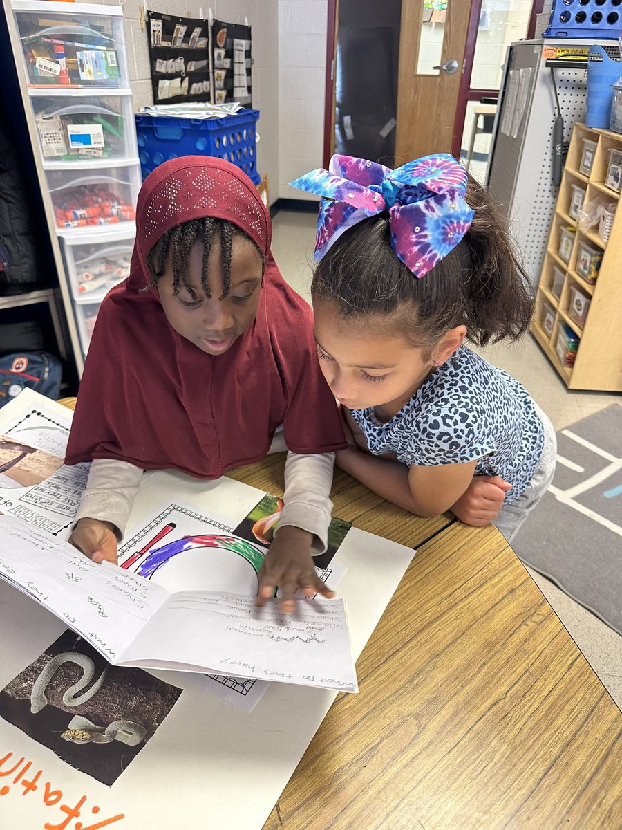 MsJConnors's tweet photo. Ms. Sultani and I are proud of our researchers! Many parents came in to learn new animal facts from our research presentations. #FHHighlights https://t.co/sCD83l7L84