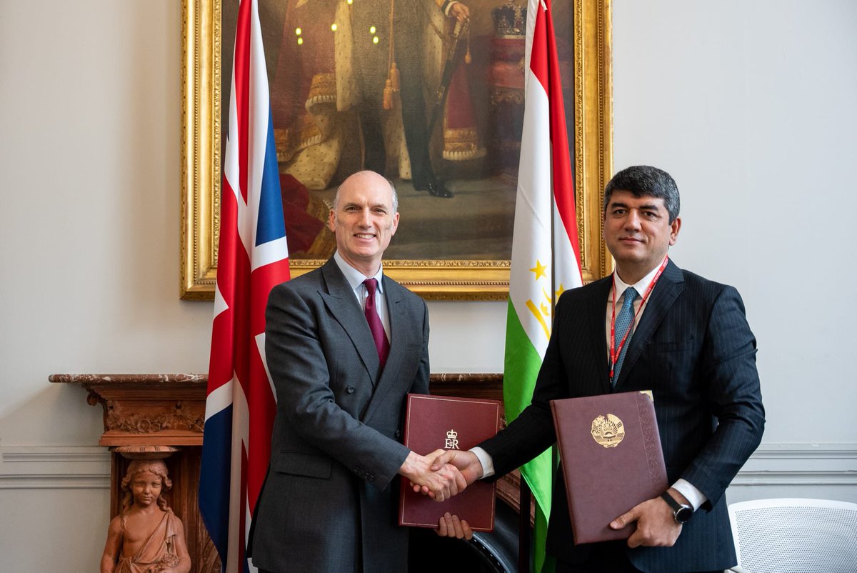 Delighted to have been able to meet Deputy Foreign Minister of Tajikistan Sharaf Sheralizoda for the first 🇬🇧 - 🇹🇯Political Dialogue. We signed an MOU outlining ways to cooperate further on climate, security, human dimension and development.