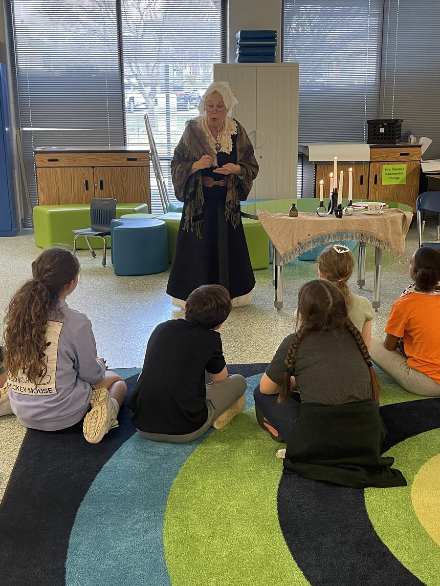 hn_huskies's tweet photo. Husky 5th graders had the opportunity to learn more about the American Revolution from a great presentation by @JCPRDemncnature  Thank you!!! 📚🎓🏫 @hnhuskies @olatheschools #opsfortheirfuture https://t.co/Na381s0BOL