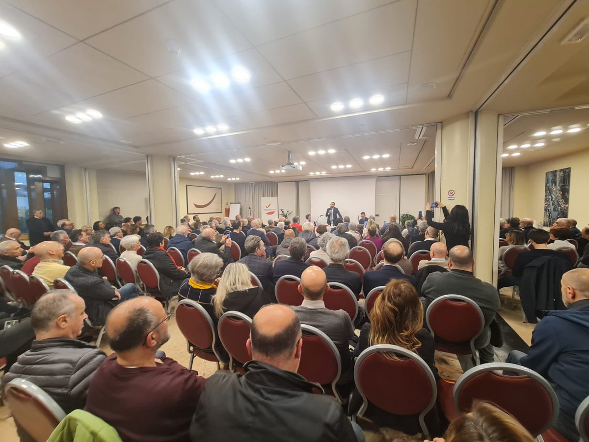 marattin's tweet photo. Una sala gremitissima a Prato - con @DantiNicola - con la comunità che darà vita al nuovo partito liberal-democratico: non solo @Azione_it e @ItaliaViva ma libdem, cattolici, riformisti liberali. Avanti così, con sorriso e determinazione. Grazie ai bravissimi organizzatori. https://t.co/Z03CA8Ohvr