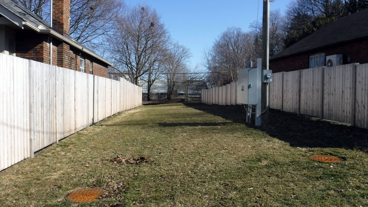 rudydotca's tweet photo. after the house at 21 Southvale Dr was demolished, the property was improved (hole filled in, debris and rubble removed, sod laid) and is now ready to be turned over to the City
#Leaside #ParksTO https://t.co/VkLsZUVGSW