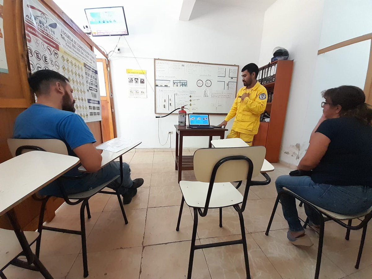 bomberosk9's tweet photo. ¿Tenes que renovar tu registro o sacar por primera vez? 🙌 
¡No te olvides de realizar la Capacitación de Primeros Auxilios ante siniestros viales con los Bomberos de Villa Elisa! 🚒

¡Agendate según tu disponibilidad al Whatsapp! 
📲(0961) 603.995

#Somos9naCia https://t.co/NIvoy3WR6x