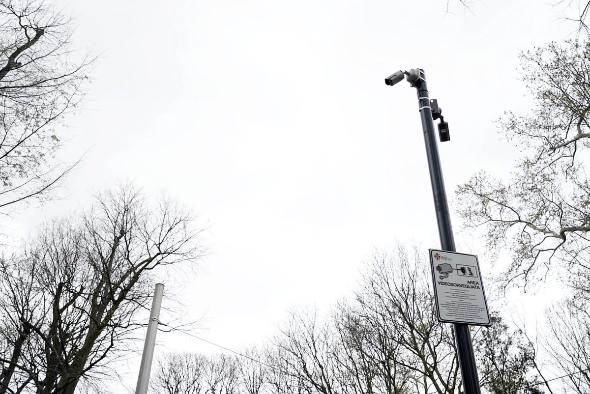 DarioNardella's tweet photo. Al Parco delle Cascine per l’installazione di altre telecamere. Arriveremo a 40: 20 quest’anno e altre 20 nel 2024 che si aggiungono alle 40 già esistenti per video sorvegliare l'intero parco.
Andiamo avanti per dare sempre più sicurezza al polmone verde della della nostra città. https://t.co/rabsfZpmRt