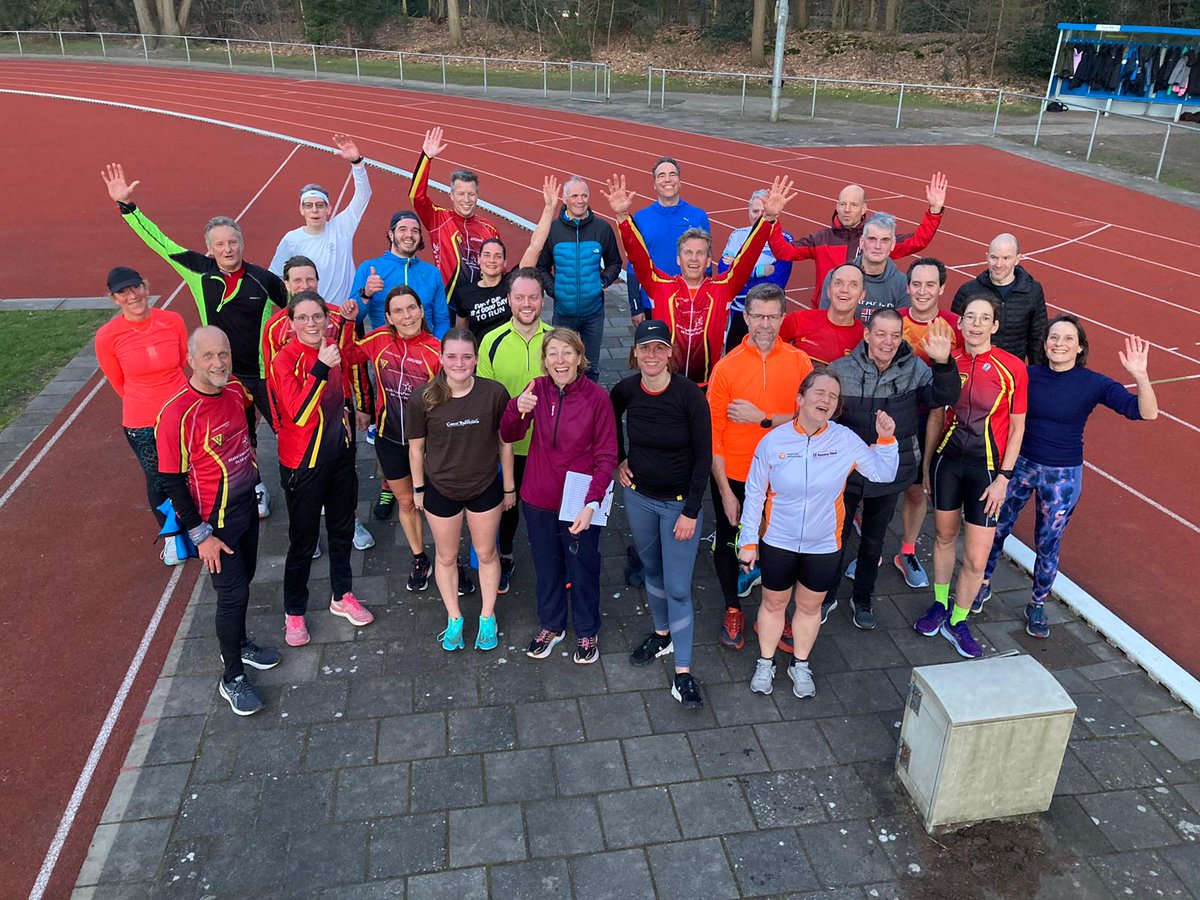 TriathlonSoest's tweet photo. Het #triathlon seizoen staat op losbarsten. Mooi moment voor een 3km testloop op de baan bij onze buren van @AVPijnenburg #Soest Ruud was de rapste bij de mannen, Monique bij de vrouwen. https://t.co/doxQ10xsz8