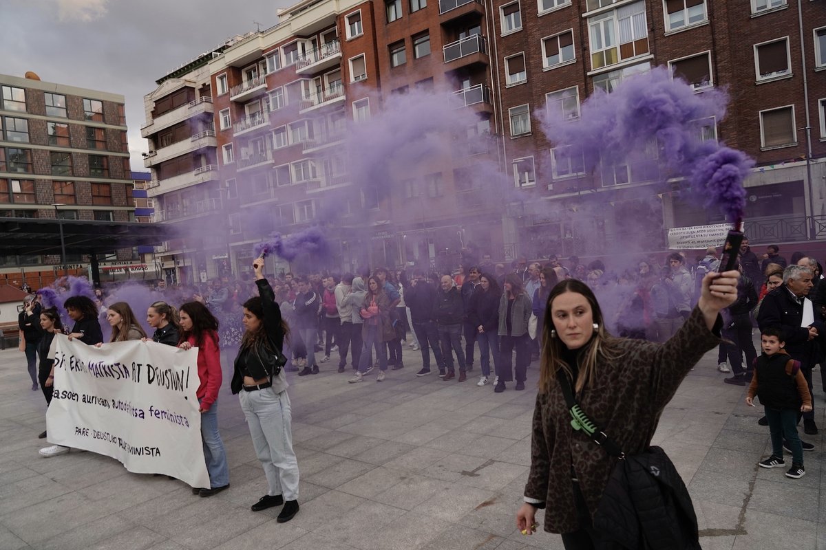 naiz_info's tweet photo. El colectivo @Paredeustu se concentra para reivindicar la «autodefensa feminista» tras el caso de la vecina del barrio que permanece ingresada con graves quemaduras https://t.co/1inQQe2EaC https://t.co/xS9UcTmIBj