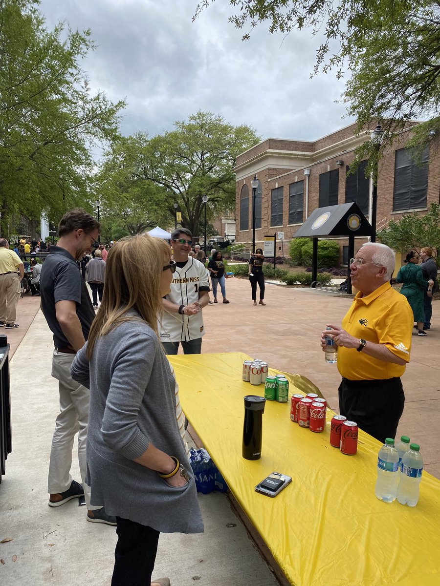 deancantrell405's tweet photo. Beautiful day for our employee appreciation event today π¦
π
#smttt
#Dedicateddean https://t.co/hnPKhXcarl