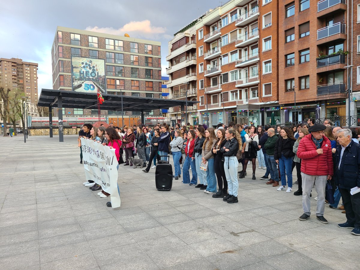 EHBilduDeustu's tweet photo. 😡 Atzo Deustun gertatutako eraso matxista salatu dugu gaur auzokideok

💪 Erasoen aurrean, autodefentsa feminista eta herri erantzuna! https://t.co/LGtkxRs6Ly