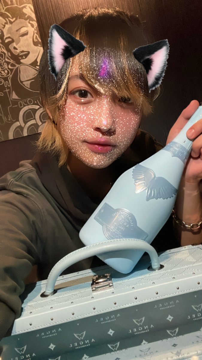 BianbarL's tweet photo. 4月1日(土)
出勤メンバー

👑りた    20:00~5:00
　つき　   20:00~23:30
    ぱなよ   24:00~5:00
     ゆい　  20:00~5:00

【営業時間】20:00~5:00 https://t.co/mLD1KNS1U6