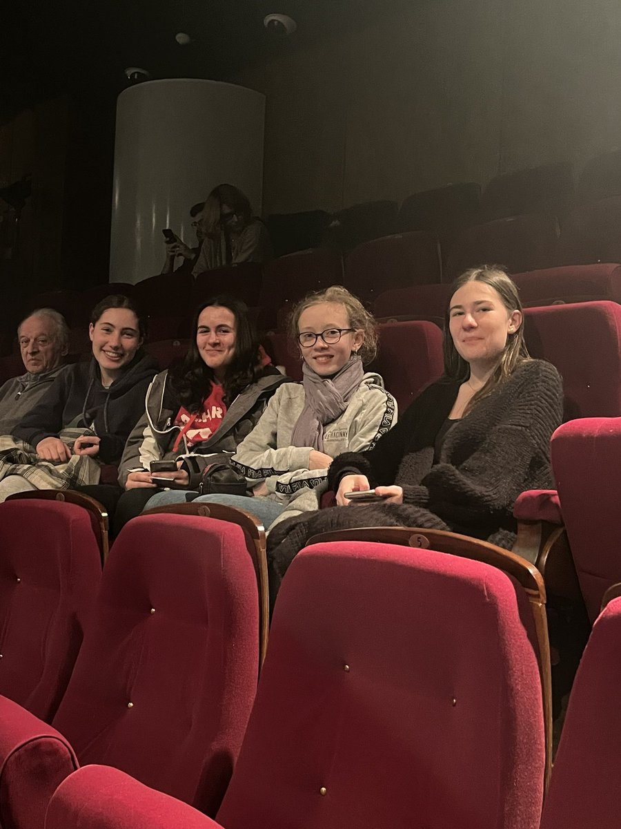 PatMarchesini's tweet photo. Projet Danse/Lettres - Les 3e5 et 3e6 du @clgleracinay assistent au spectacle de danse contemporaine « Phœnix », avec la compagnie Grenade au théâtre de SQY. https://t.co/3Ysp8p9k2h