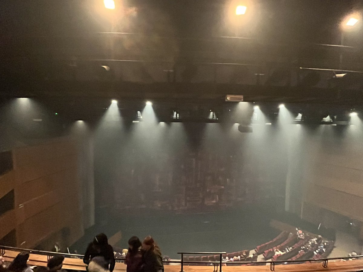 PatMarchesini's tweet photo. Projet Danse/Lettres - Les 3e5 et 3e6 du @clgleracinay assistent au spectacle de danse contemporaine « Phœnix », avec la compagnie Grenade au théâtre de SQY. https://t.co/3Ysp8p9k2h