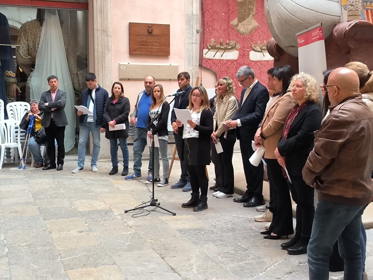 aspercamp's tweet photo. Lectura del manifest pel Dia Internacional de l'Autisme a l' @TGNAjuntament . Gràcies pel suport ♾ https://t.co/uuD4QLAkI2
