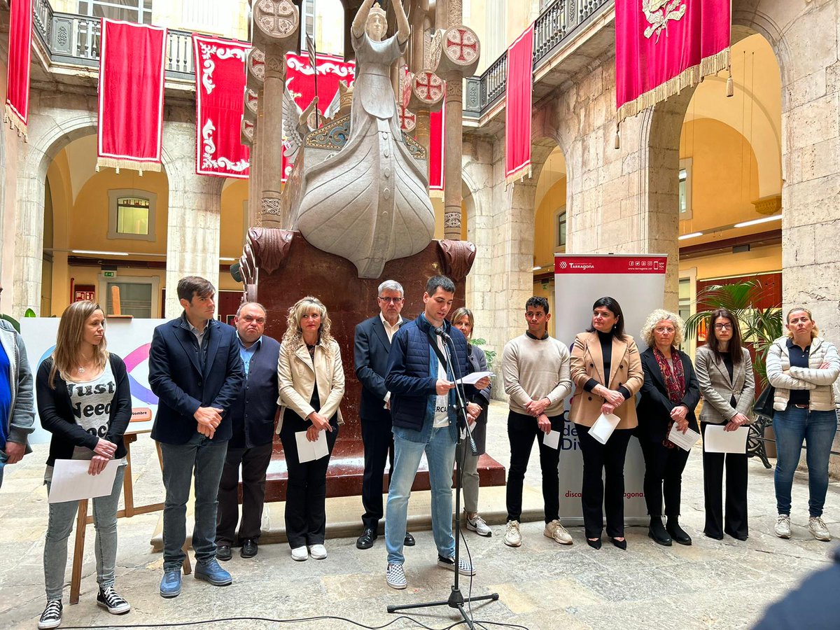 aspercamp's tweet photo. Lectura del manifest pel Dia Internacional de l'Autisme a l' @TGNAjuntament . Gràcies pel suport ♾ https://t.co/uuD4QLAkI2