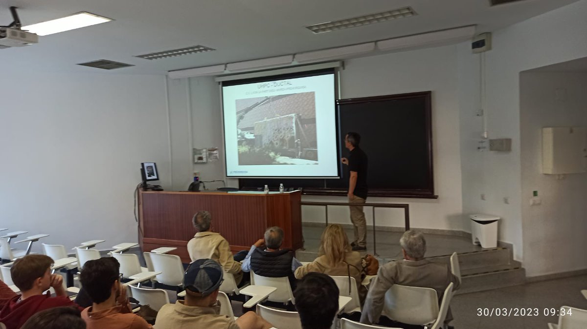 El pasado jueves tuvimos la suerte de volver a compartir un año más una interesante jornada con los alumnos de la escuela de arquitectura de la <a href="/unisevilla/">Universidad de Sevilla</a>  hablando de fachadas industrializadas de #Hormigón, #GRC y #UHPC <a href="/Ductal_UHPC/">Ductal®</a> <a href="/danivallegomez/">Daniel Valle Gómez</a>