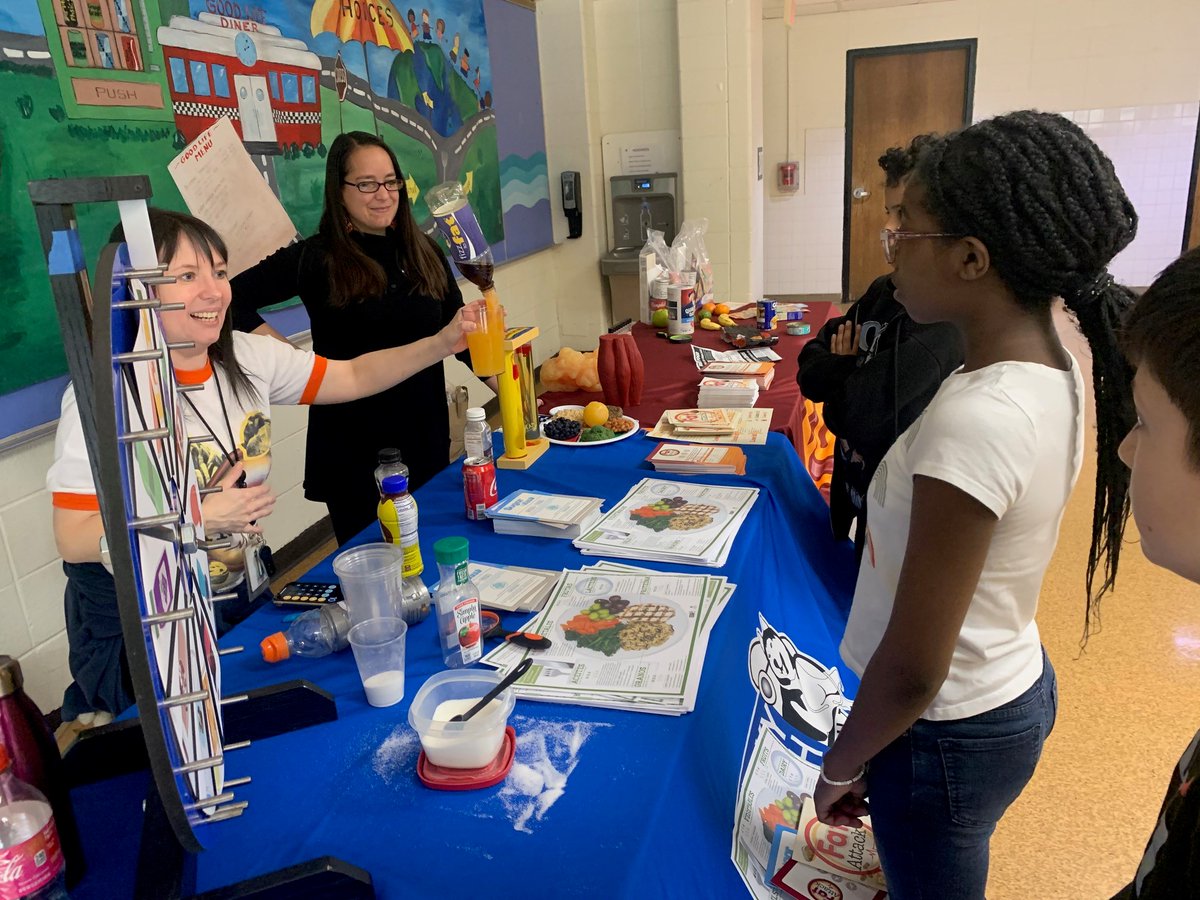 cloonanprincipl's tweet image. CMS thanks @FamilyCenters &amp;amp; @CHNCTinc who joined to give Bulldogs two interactive lessons on the impact of fat &amp;amp; sugar, making healthier nutritional choices and how this affects our bodies &amp;amp; minds.
@SPSSuper @spsassistsuper @StamAdvoSchools #SPSPrepare #SPSMind #SPSBody #cmsnews