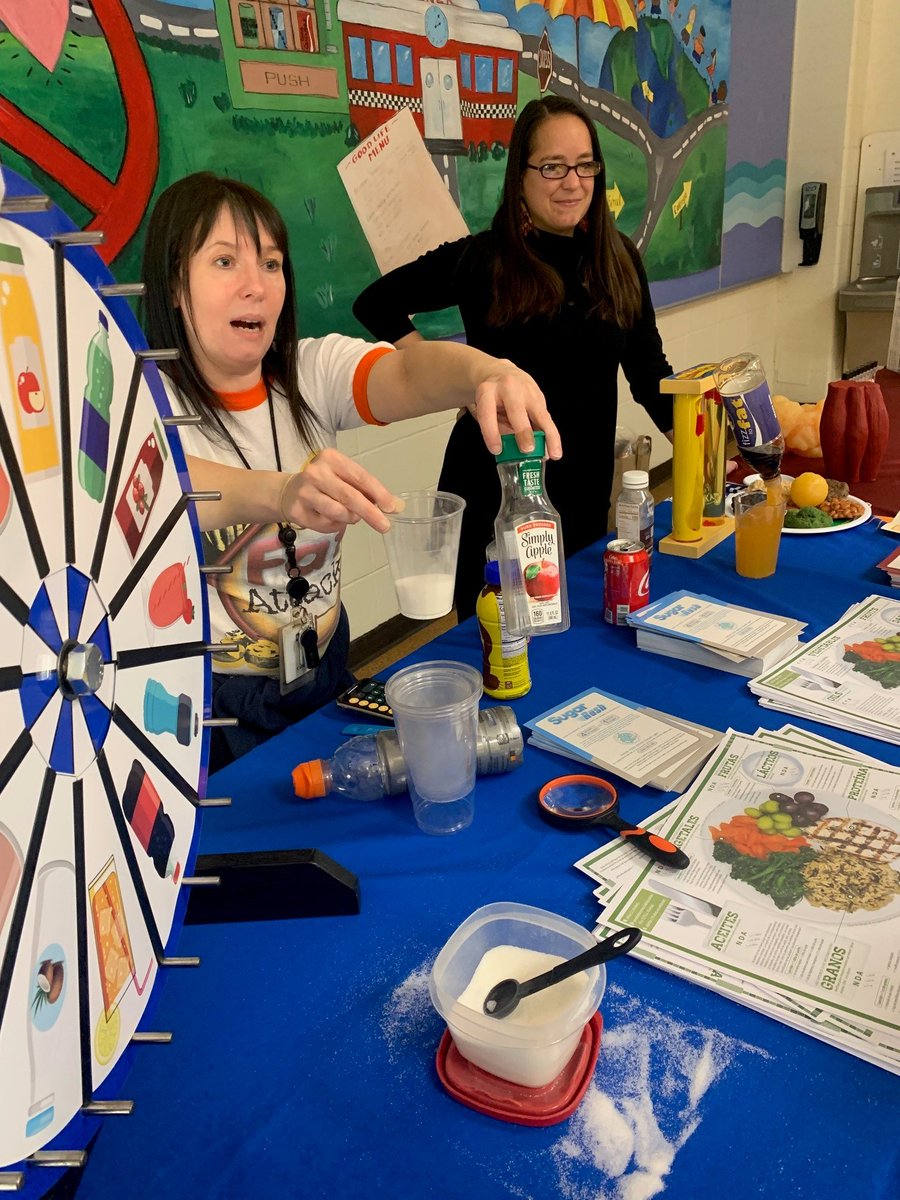 cloonanprincipl's tweet image. CMS thanks @FamilyCenters &amp;amp; @CHNCTinc who joined to give Bulldogs two interactive lessons on the impact of fat &amp;amp; sugar, making healthier nutritional choices and how this affects our bodies &amp;amp; minds.
@SPSSuper @spsassistsuper @StamAdvoSchools #SPSPrepare #SPSMind #SPSBody #cmsnews