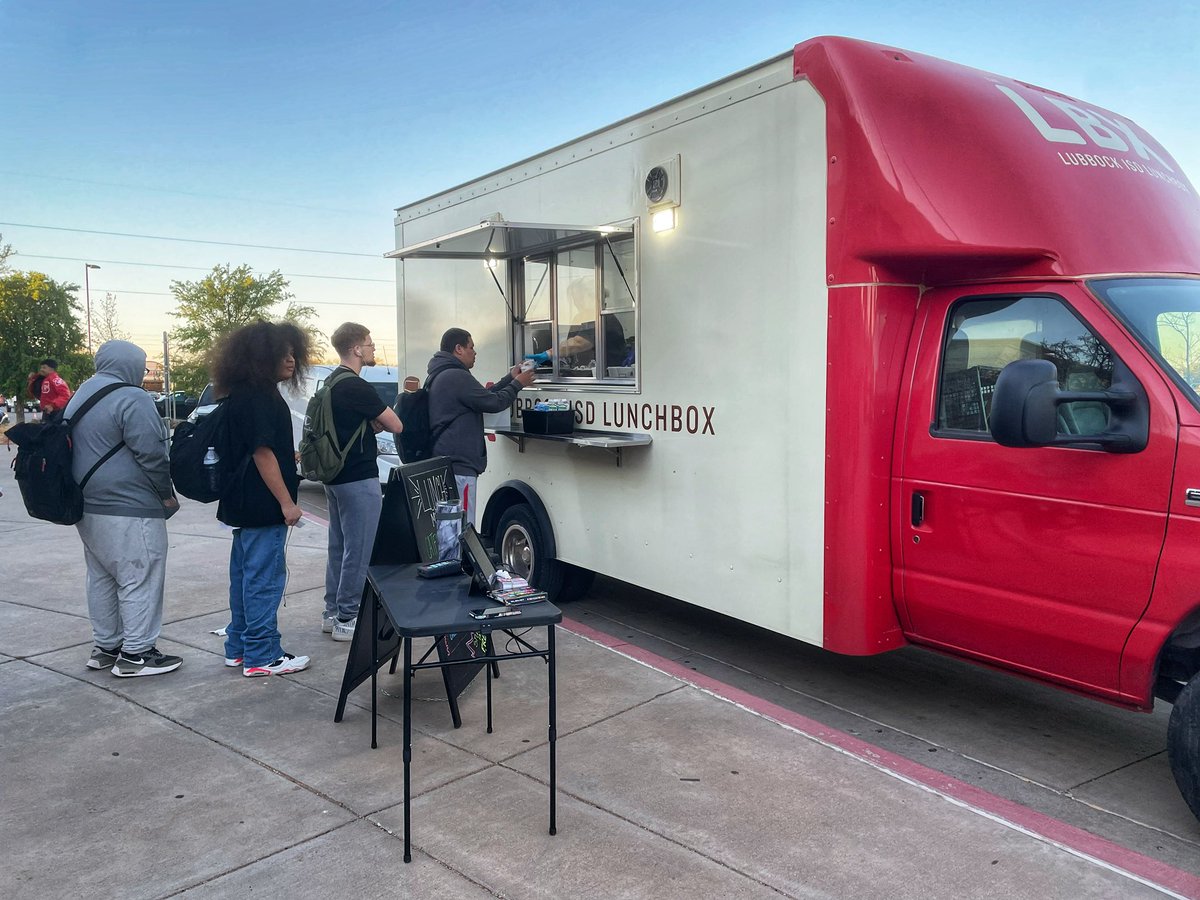 What better way to kick off the weekend than with smoothies and po’boys?! 🍓🫐🥖🍴

We had a wonderful time at Coronado High School and bringing the LBX Food Truck for breakfast and lunch!