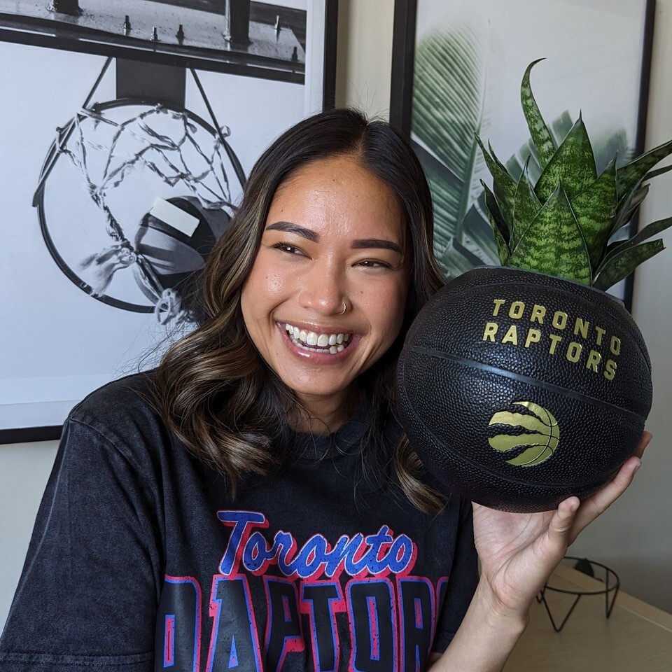 Raptors's tweet photo. Ball is where @ohoxo found community and inspiration – to mentor, to found @thegiveandgrow, and to make the world a better place 🌎

Here she is, at home and at work, captured on the @madebygoogle Pixel. Her name is Olivia Ho, and she’s “From the North.” #ad https://t.co/w7JnipV44E