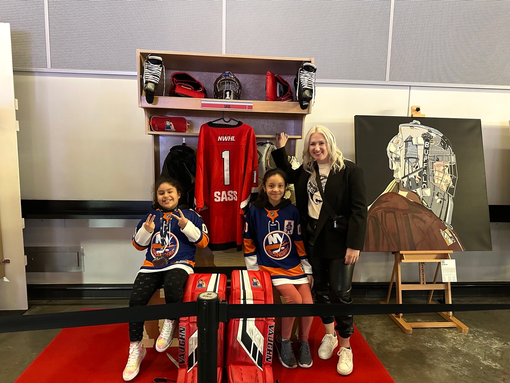 Had a lot of young fans/hockey players introduce themselves on Monday at Behind The Front @ubsarena hosted by @nyislanders !

#BTF #behindthefront #art #artist #painting #installationart #advocacy #genderequity #womenshockey #longislandny #nyc #nyislanders #ubsarena #sassstudio