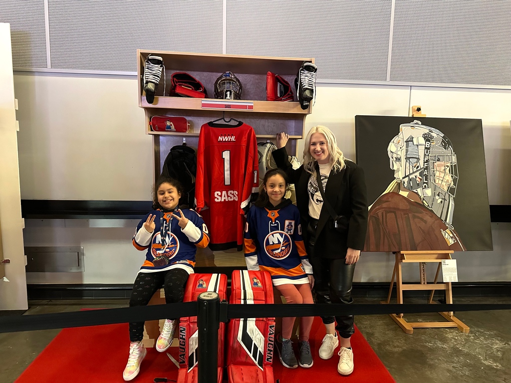 sassstudio_art's tweet photo. Had a lot of young fans/hockey players introduce themselves on Monday at Behind The Front @ubsarena hosted by @nyislanders !
#BTF #behindthefront #art #artist #painting #installationart #advocacy #genderequity #womenshockey #longislandny #nyc #nyislanders #ubsarena #sassstudio https://t.co/EsgSVPBLo6