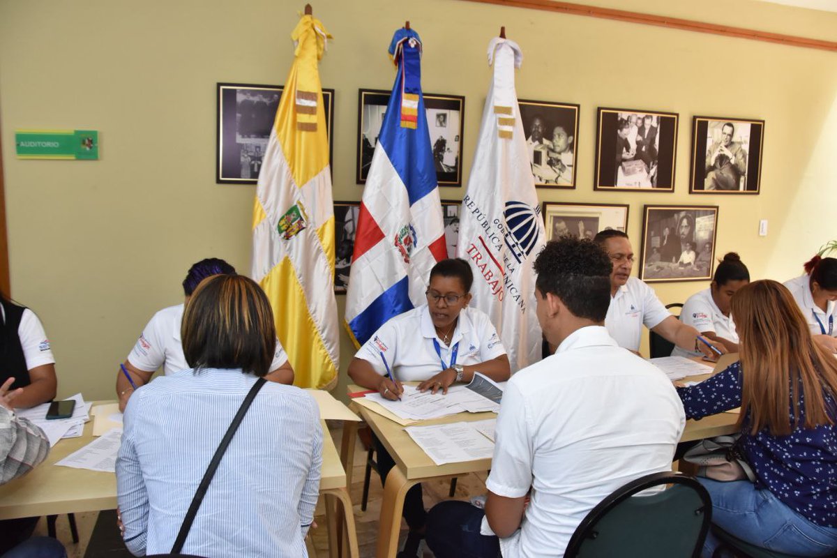 MTrabajoRD's tweet photo. Cientos de jóvenes han asistido a la #FeriaDeEmpleo que estamos realizando en el día de hoy, para aplicar a una de las más de 400 vacantes disponibles 👏

Nuestro ministro @LMDECAMPS realiza recorrido junto a autoridades tanto del MT como de la @UCSD_RD https://t.co/PYH3FO82kU