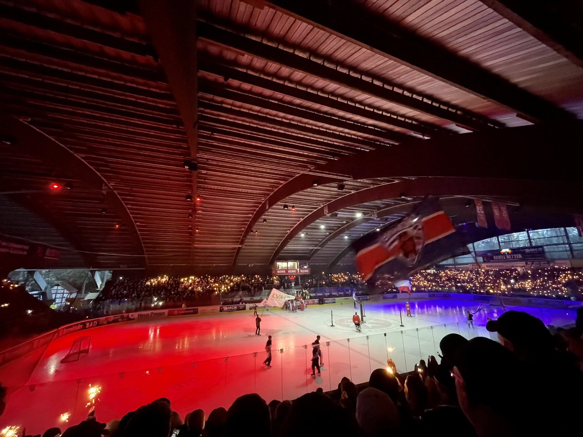 Nehme zur Stunde an der Vorbereitung auf das morgige Sadomaso-Programm im Niedersachsenstadion teil und damit liebe Grüße vom Pferdeturm.