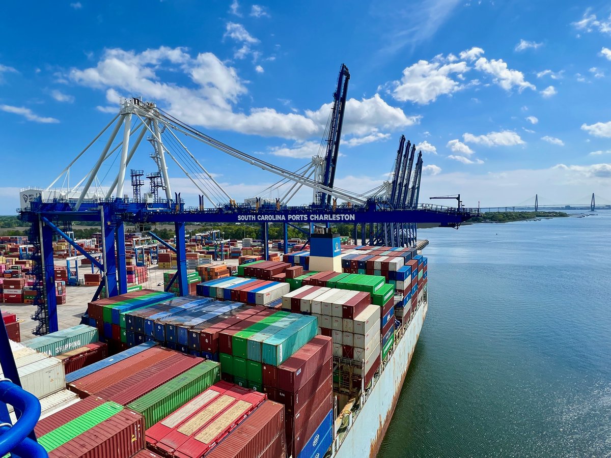 LizCrumley's tweet photo. Beautiful Charleston views from the top of a @scports crane #keepingfreightmoving https://t.co/bauO2jBPB5