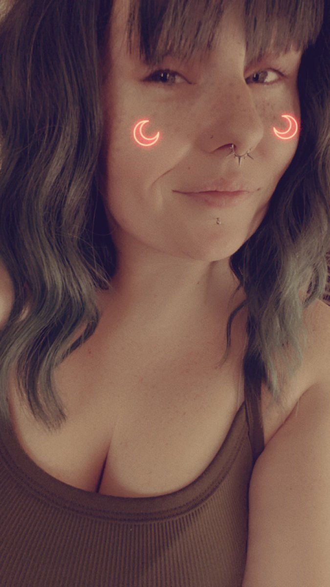 DOCMCPUFFINS420's tweet photo. Y’all… the fuckin wig came and I’m OBSESSED 🥵😍 #feelingme #wigs #hairdone #shorthair #piercings #bodymods #girlsthatsmokeweed https://t.co/nXIGNOC0GL