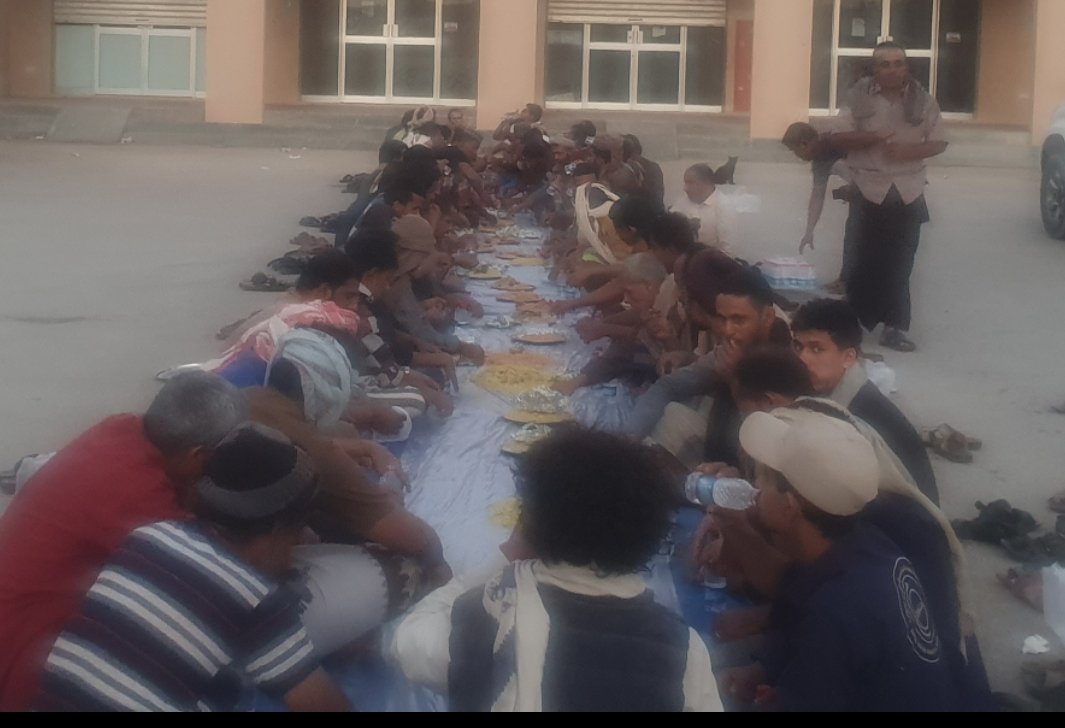 ch_team8's tweet photo. يتقدم فريق المزيونة الخير بجزيل الشكر والتقدير الى ادارة المنطقة الحرة بالمزيونة على مساهمتها ب ١٠٠ وجبة فطور صائم بشكل يوميا طوال شهر رمضان المبارك والذي يشرف ادارة الفريق على توزيع وتنظيم هذه الوجبات على العاملين في  المنطقة الحرة بالمزيونة https://t.co/3Mi5i49qL4