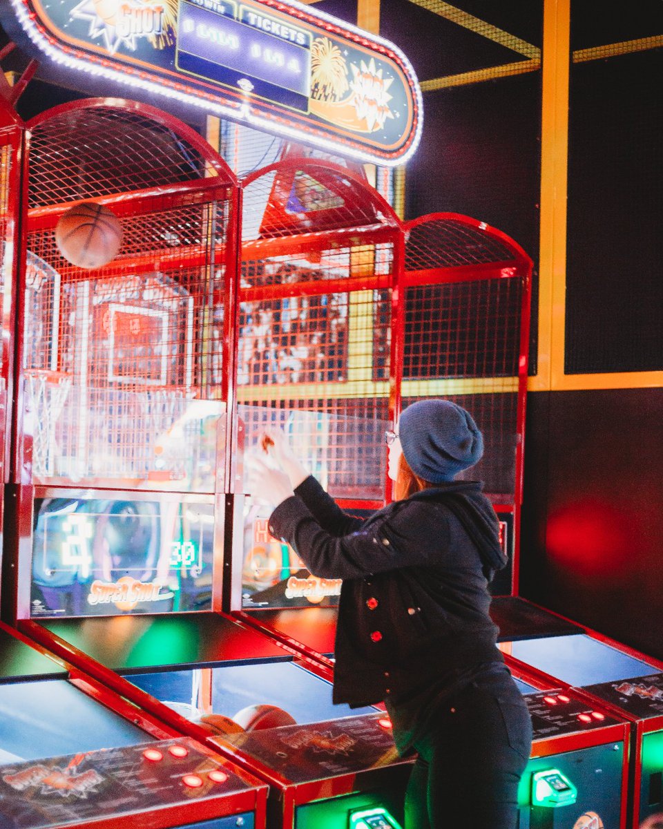 pinstackbowl's tweet image. Shoot some hoops &amp;amp; watch some hoops this weekend at PINSTACK. 
#bigscreens #basketball #arcadefun