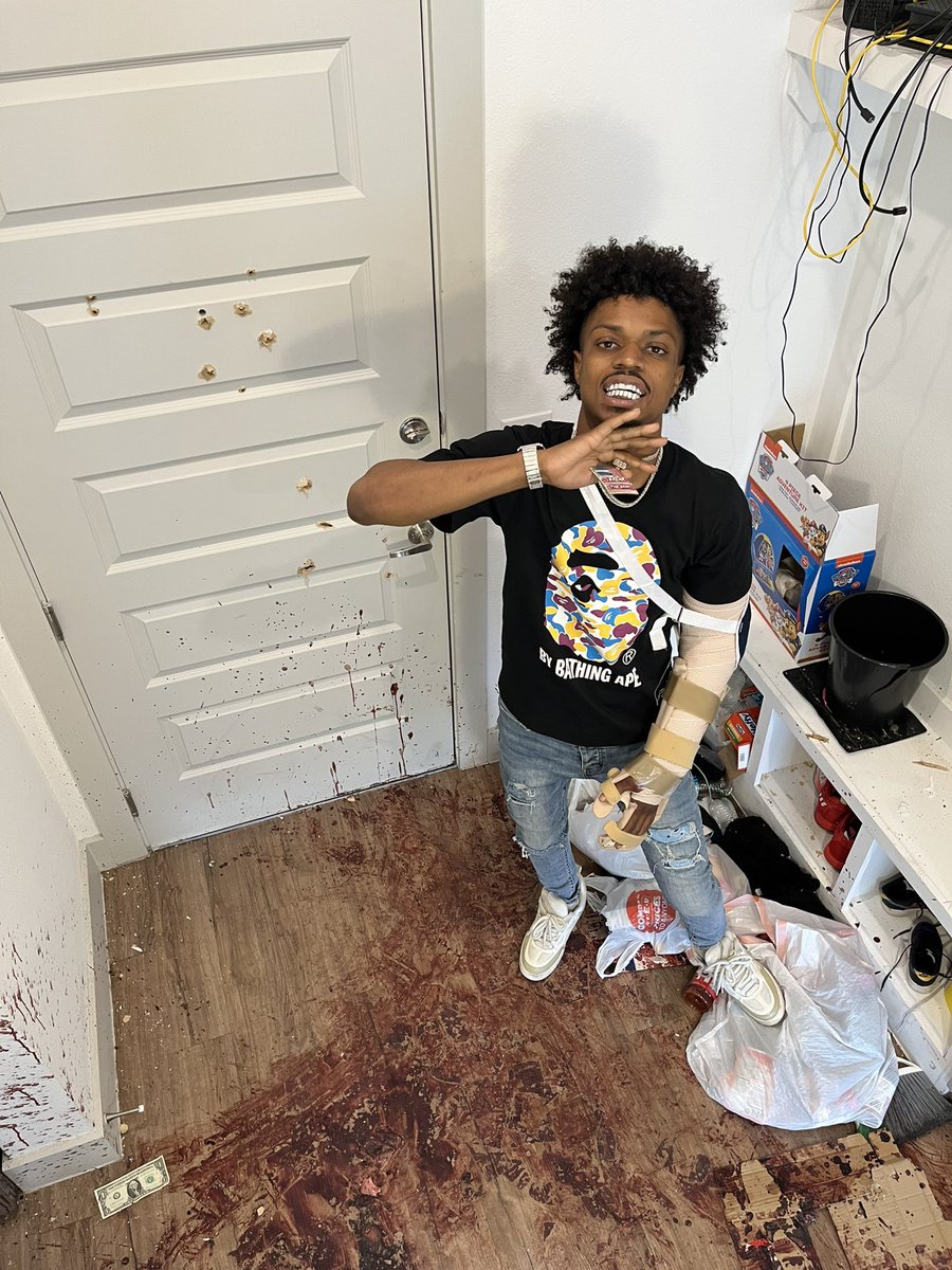 hoodlifefr's tweet photo. Lors d’une interview chez VladTV, BTB Savage a expliqué comment lui et sa copine ont réussi à t*er l’homme qui ont voulu les braquer.

Quelques jours plus tard, le rappeur de Cleveland a publié des photos de lui sur la scène de crime, dans le sang de sa victime. https://t.co/gFVKQCfH7J