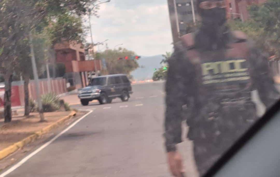 #PaLaCola Éstos son los funcionarios detenidos ayer por la #PNCC en desarrollo de #OperativoAnticorrupción en Anzoátegui y Bolívar. Fueron capturados en CVG y en PDVSA Faja Petrolífera del Orinoco (FPO). El castigo continúa.