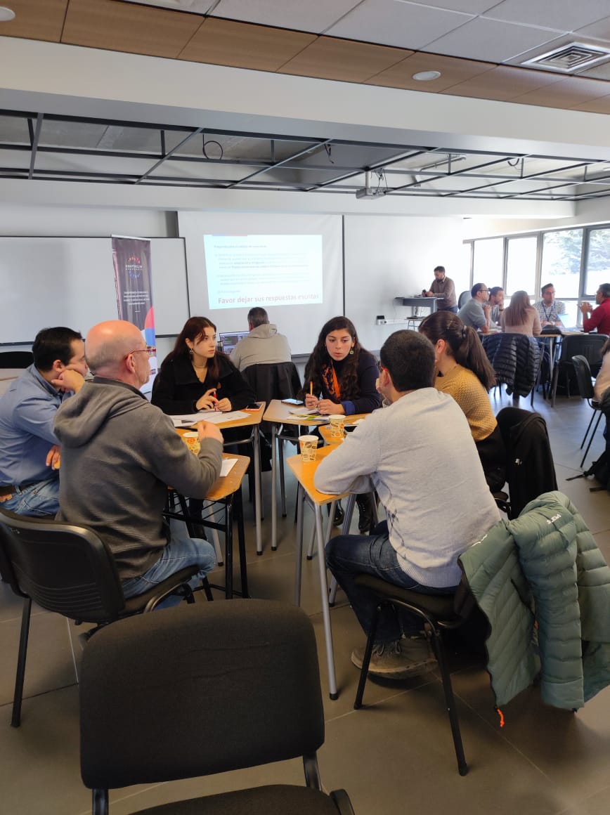 Hoy sostuvimos un concurrido Taller con representantes de Servicios Públicos y Municipios de la región, conformando mesas de trabajo para generar lineas de acción frente al cambio climático en la Araucanía.  <a href="/gorearaucania/">Gobierno de La Araucanía</a> <a href="/seremiambiente9/">Seremi M.Ambiente IX</a> <a href="/AutonomaTemuco/">Universidad Autónoma | Temuco</a> 
#CambioClimático