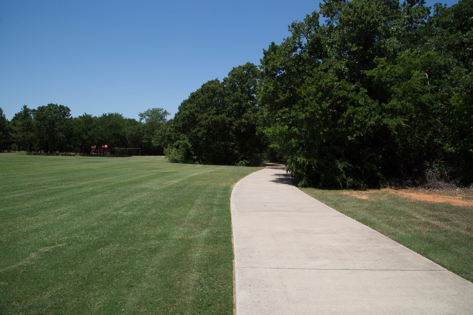 ArlingtonParks's tweet photo. Our #ParkOfTheWeek is Marti Van Ravenswaay Park! This 12-acre park received new playground equipment in 2019 including a climbing wall, flex climber, & geoplex components. You'll also find a half-mile trail, abundant foliage, picnic areas & practice fields!
4601 Bowman Springs Rd https://t.co/m0lUEjvDcm