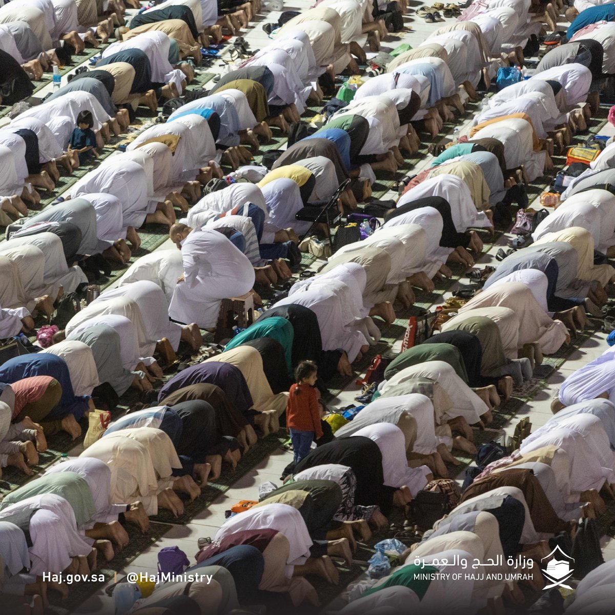 HajMinistry's tweet photo. قال ﷺ: “عليك بكثرة السجود، فإنّك لن تسجد لله سجدةً إلا رفعك الله بها درجة، وحطّ عنك بها خطيئة”.

#يسر_وطمأنينة 
#مكة_والمدينة_في_انتظاركم_بشوق https://t.co/4CX1zcdCIm