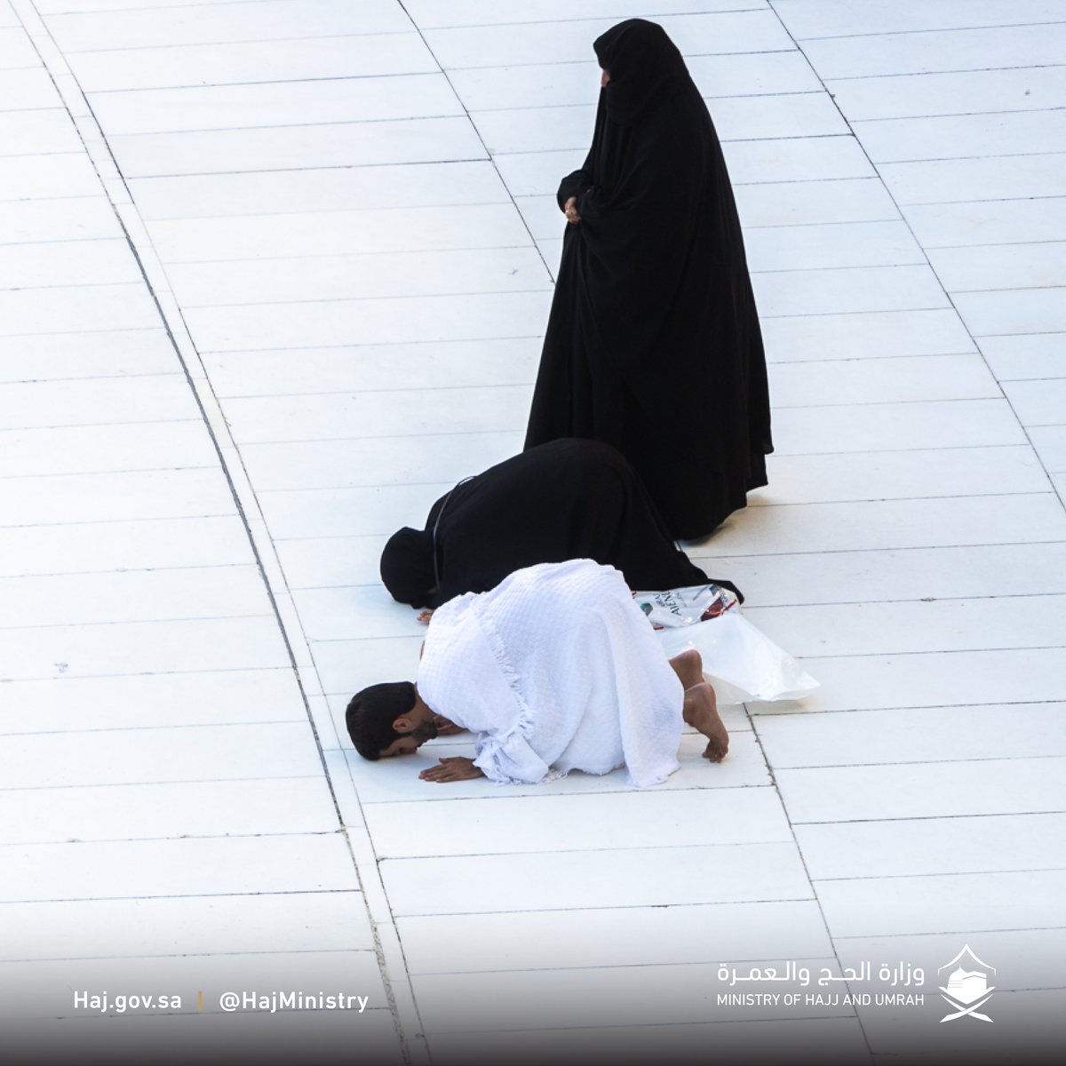 HajMinistry's tweet photo. قال ﷺ: “عليك بكثرة السجود، فإنّك لن تسجد لله سجدةً إلا رفعك الله بها درجة، وحطّ عنك بها خطيئة”.

#يسر_وطمأنينة 
#مكة_والمدينة_في_انتظاركم_بشوق https://t.co/4CX1zcdCIm