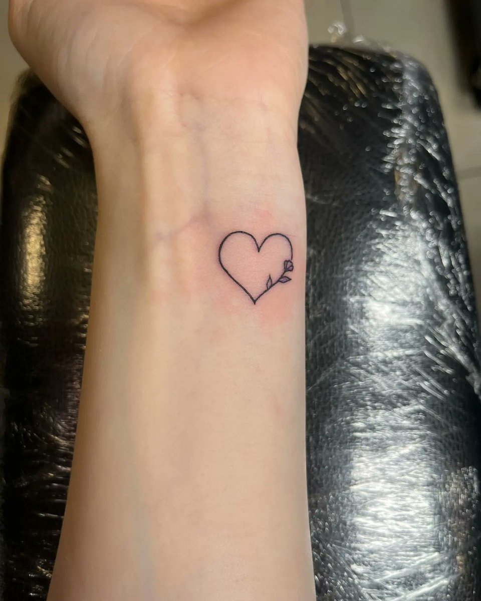 Jan6442430's tweet photo. New ink and good crack. Urban-Ink Tattooz Belfast Amazing as always!
When you go for one and come out for two. This is becoming a habit. Though just what I needed. 💉 #tattoo #positivity #selflove #sunrise #life #opportunity https://t.co/d9crbLZLFt