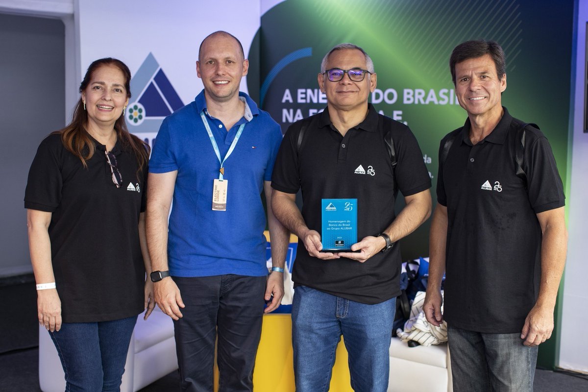 GrupoAlubar's tweet photo. No dia 25/03, líderes do Grupo #Alubar se reuniram com clientes e parceiros para celebrar os 25 anos da empresa. Agradecemos a todos estão conosco nestes 25 anos de história. Contamos com a energia de vocês para ultrapassar cada vez mais limites!
#GrupoAlubar #SaoPauloEPrix https://t.co/fWbHv8nzBS