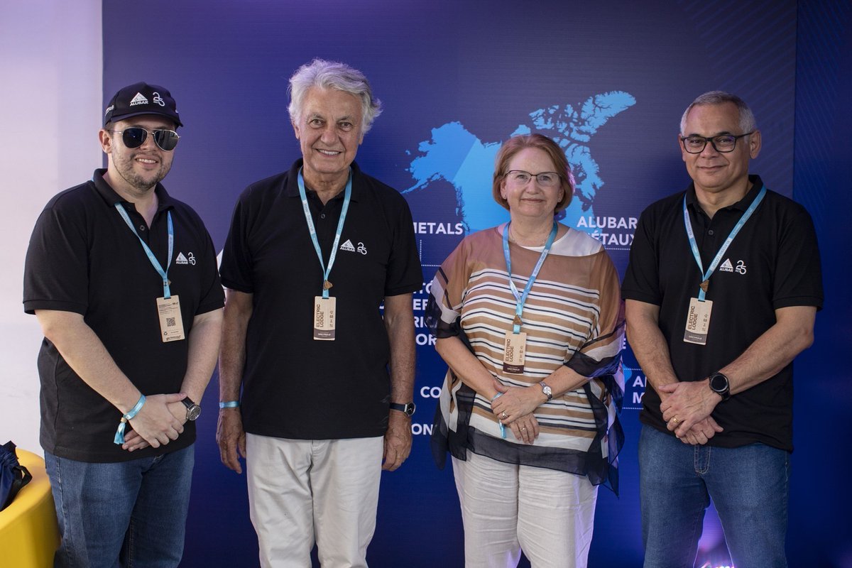 GrupoAlubar's tweet photo. No dia 25/03, líderes do Grupo #Alubar se reuniram com clientes e parceiros para celebrar os 25 anos da empresa. Agradecemos a todos estão conosco nestes 25 anos de história. Contamos com a energia de vocês para ultrapassar cada vez mais limites!
#GrupoAlubar #SaoPauloEPrix https://t.co/fWbHv8nzBS