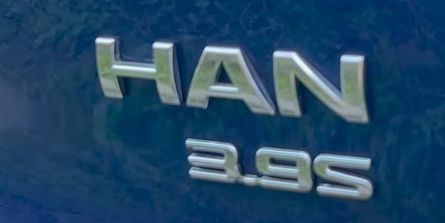 Haha.. BYD Han kommer i forskjellige powerspecs.
Den er hel-elektrisk så det er ikke like lett å sette en badge på ræva med hvor mange liter motoren er på.
Så dem valgte heller å sette tallet for antall sekunder det tar kjerra å kjøre 0-100 km/t :-D