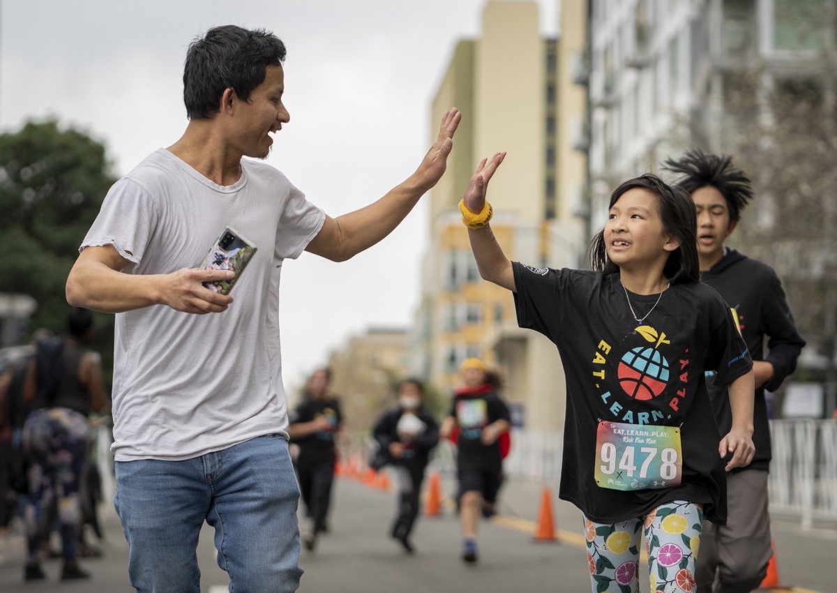 eatlearnplay's tweet image. #FBF to some of our favorite memories from the @oaklandmarathon @eatlearnplay Kids Fun Run a few weeks back. Check out more photos and a special message to all the young runners from @StephenCurry30: eatlearnplay.org/blog/oakland-m…

Photo credits: @LiPoChing