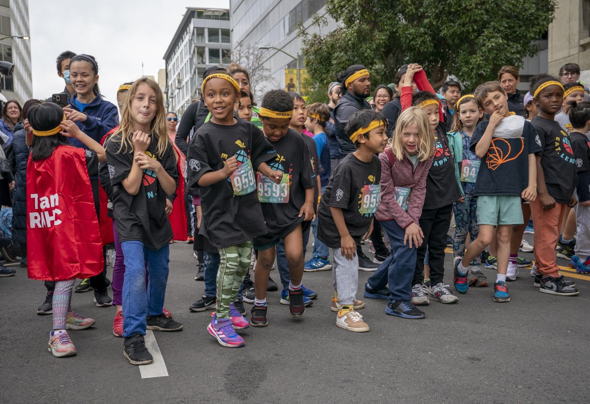 eatlearnplay's tweet image. #FBF to some of our favorite memories from the @oaklandmarathon @eatlearnplay Kids Fun Run a few weeks back. Check out more photos and a special message to all the young runners from @StephenCurry30: eatlearnplay.org/blog/oakland-m…

Photo credits: @LiPoChing