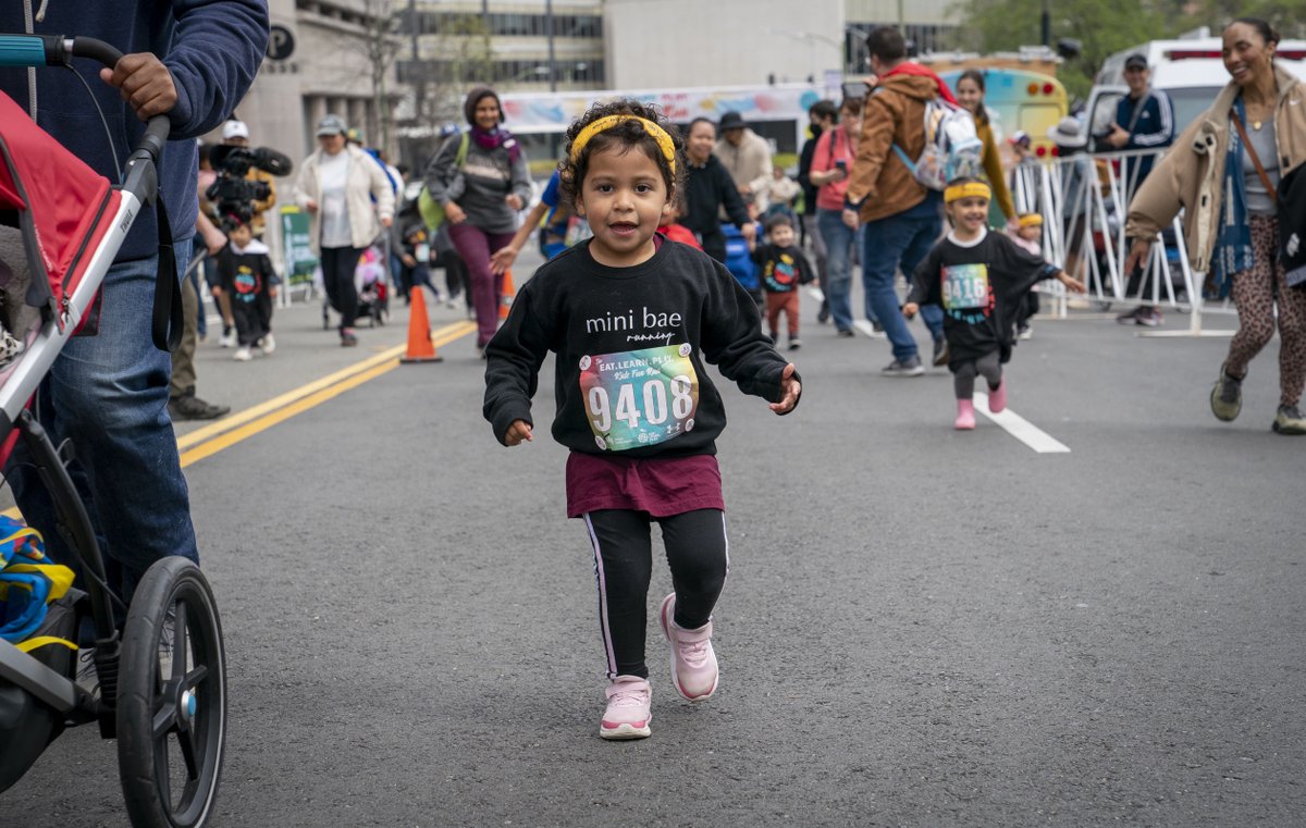 eatlearnplay's tweet image. #FBF to some of our favorite memories from the @oaklandmarathon @eatlearnplay Kids Fun Run a few weeks back. Check out more photos and a special message to all the young runners from @StephenCurry30: eatlearnplay.org/blog/oakland-m…

Photo credits: @LiPoChing