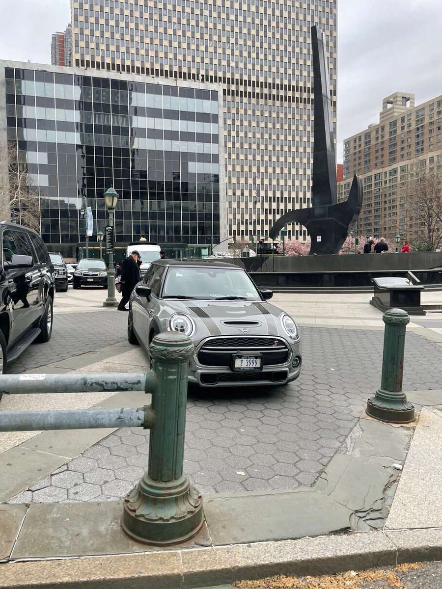 Reported_NYC's tweet photo. The driver NYP3999 parked illegally near 59 Leonard St on March 31. This is in Manhattan Community Board 01 #CommunityBoard1 &amp; #NYPD1. #VisionZero https://t.co/qHxspC4L1z