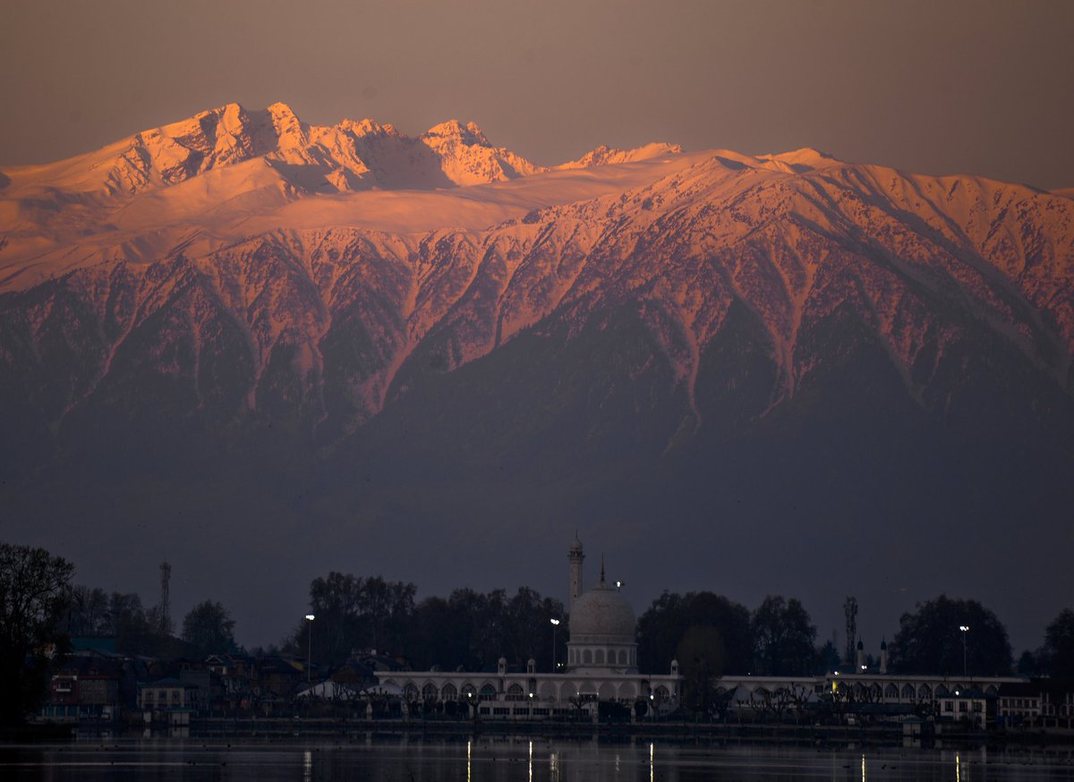 WajahatIqbal2's tweet image. Second attempt at capturing the revered Dargah Hazratbal shrine in early sunrise and background Pirpanjal mountains .

#pirpanjal #Kashmir #mountainpeak #dargahhazratbal
#GoldenHour