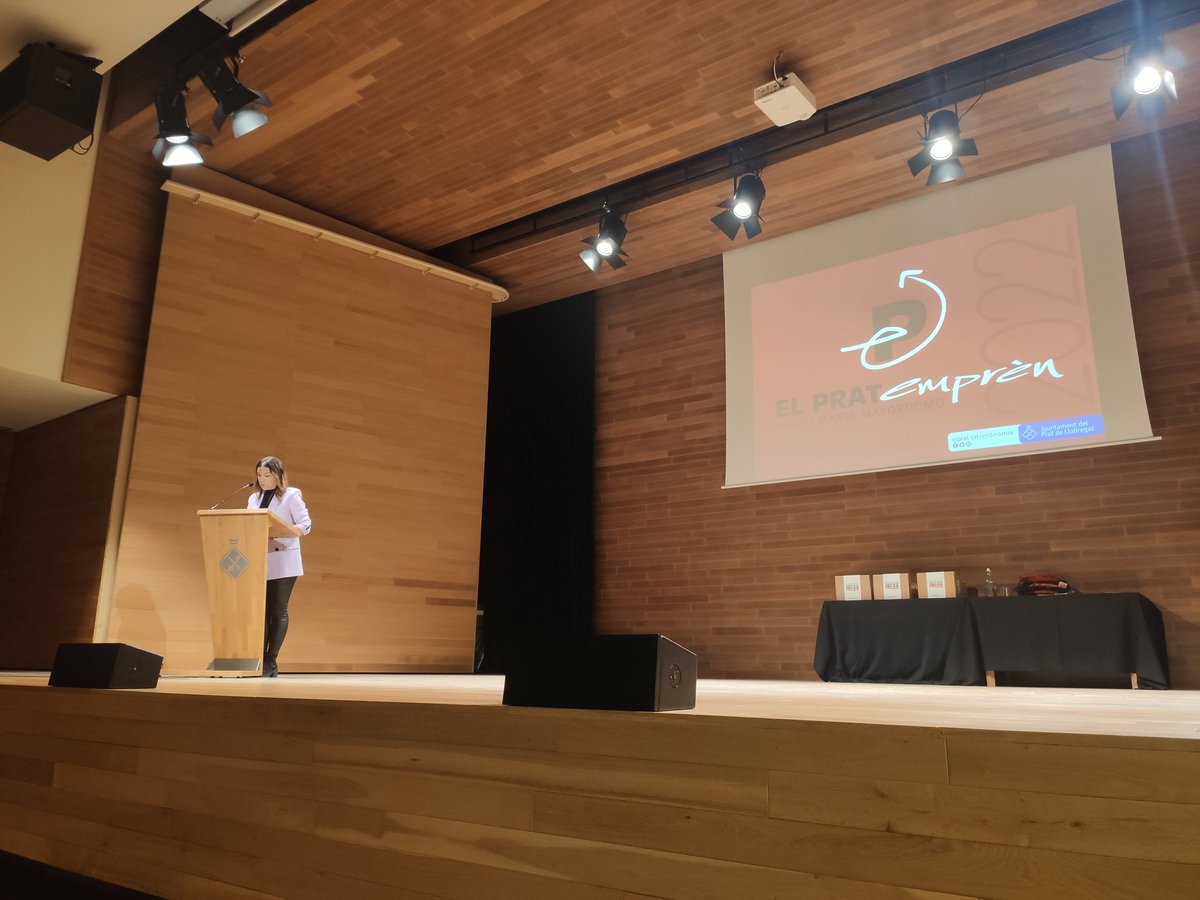 jordi_ibern's tweet image. Ahir vam gaudir d'una nova edició, la 15a, dels Premis El Prat Emprèn - Marta Mayordomo. Enhorabona a totes les persones i empreses premiades!
I una bona lliçó de vida la del Víctor Küppers amb la seva conferència!
#somriu sigues #amable i #estima