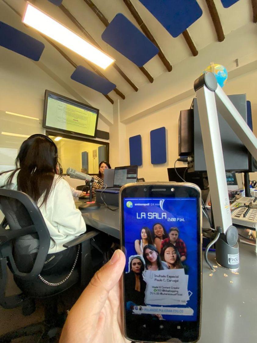 PoliRadio tweet media