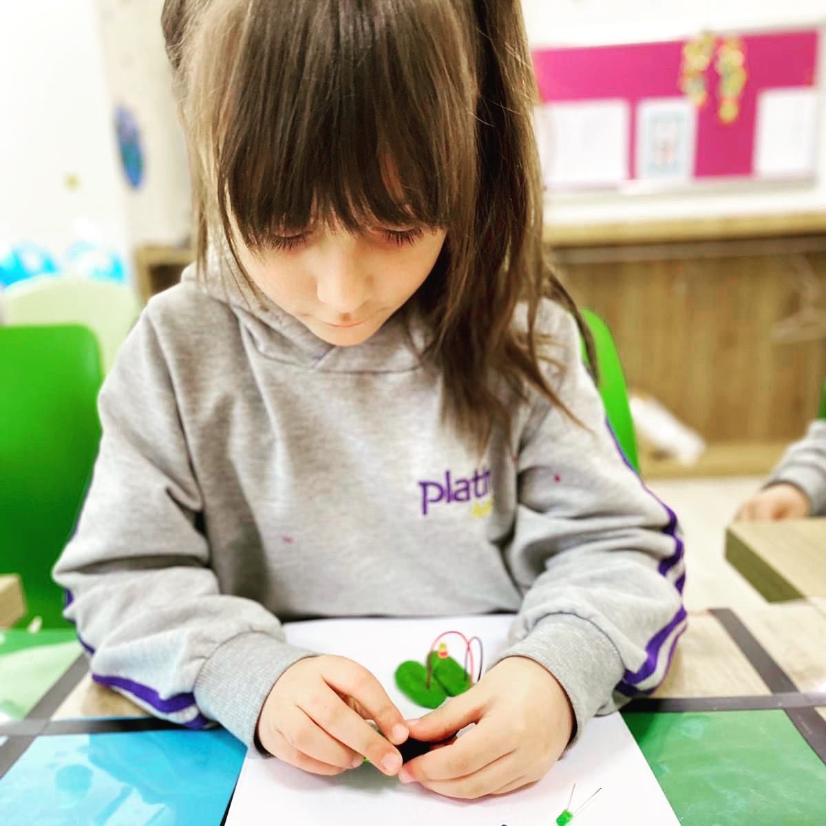 platinakademi's tweet photo. Temel eğitime hazırlık sınıfımız “Robotik Kodlama” dersinde.. 🤖🧐
.
.
#robotik # #robotikkodlama #devre #basitdevre #elektrik #ışık #platinakademi #platinkids #beststartpoint #edirneokul #edirnecocuk https://t.co/BYFi8dcSjy