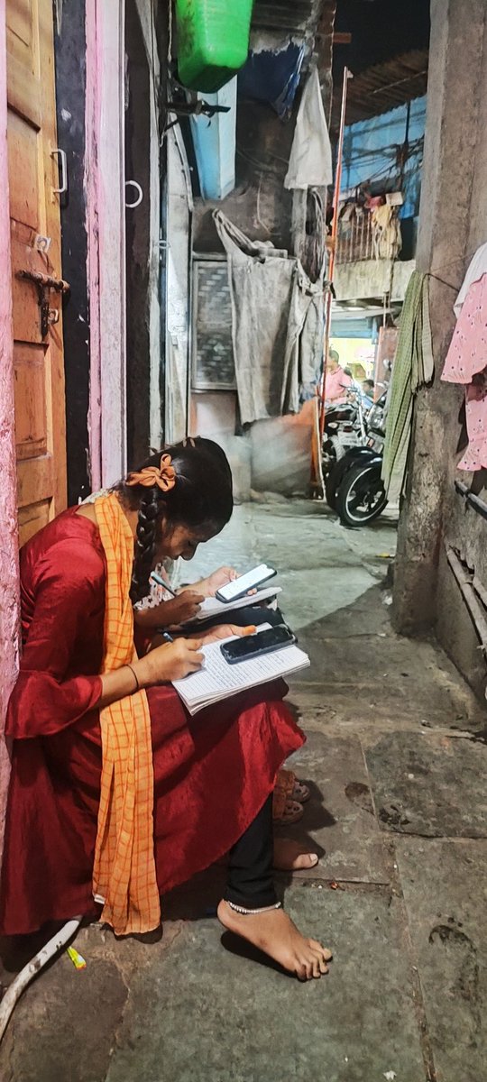 gullyclasses's tweet photo. Students of Gully Classes after Class they are preparing for Annual Examination in Gully. #Slumkids 

📷 @thisismunnu
📍Azad Nagar, Ghatkopar West. 

@HumansOfBombay @mybmcedu
#Mumbai #Slum #GullyClasses 
#Gcf4Edu #Gcf4people #Girls #Education #GullyClasses #India https://t.co/W5AoIndoHZ