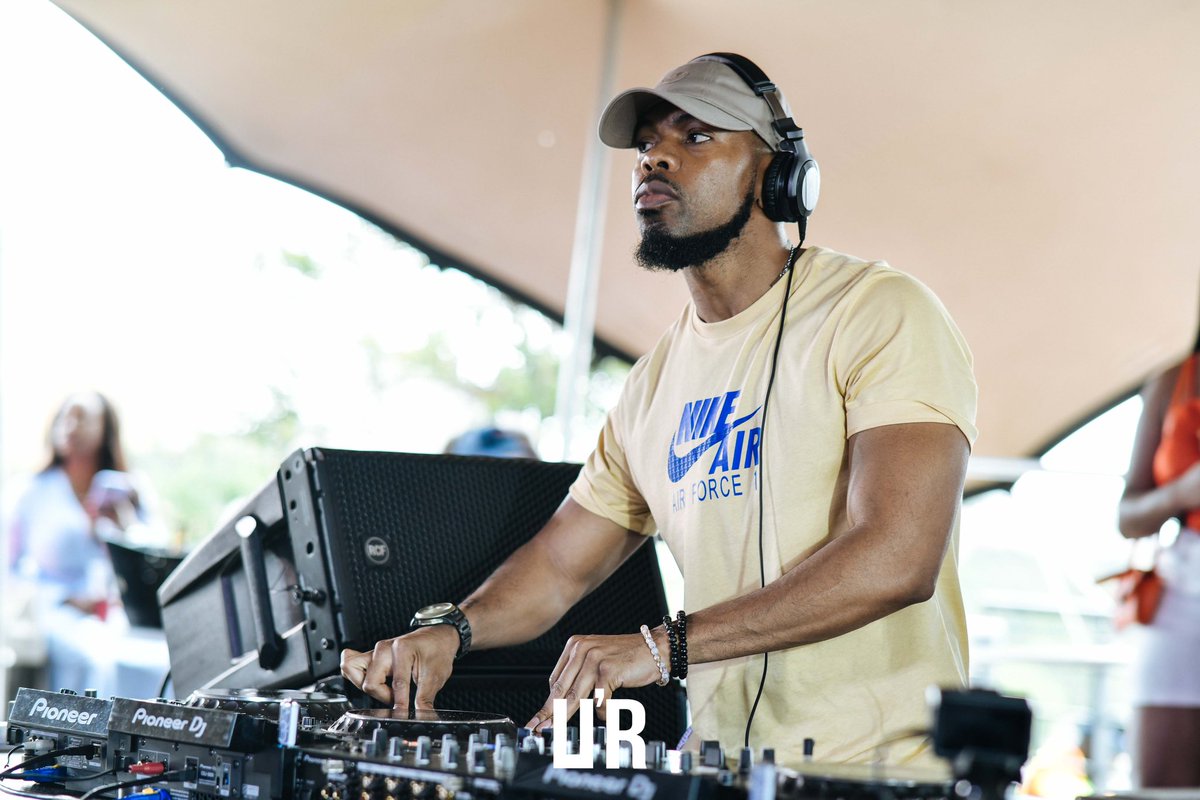 UR_home_'s tweet photo. When the music moves through your body !!!! That’s #URChannelO 🔥🔥 

@TekniQ_Official listen !!! This is the Friday Mood! 💃🏾 https://t.co/sCI2tdg4D0